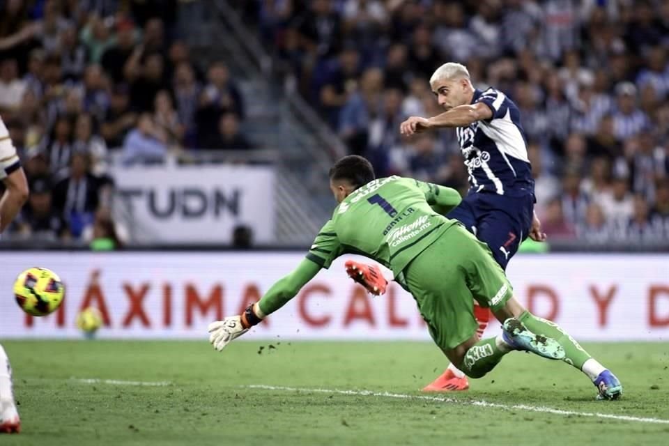 Tras el disparo de Canales y luego de ser habilitado por Lucas Ocampos, Germán Berterame disparó con pierna derecha para anotar el 1-0.