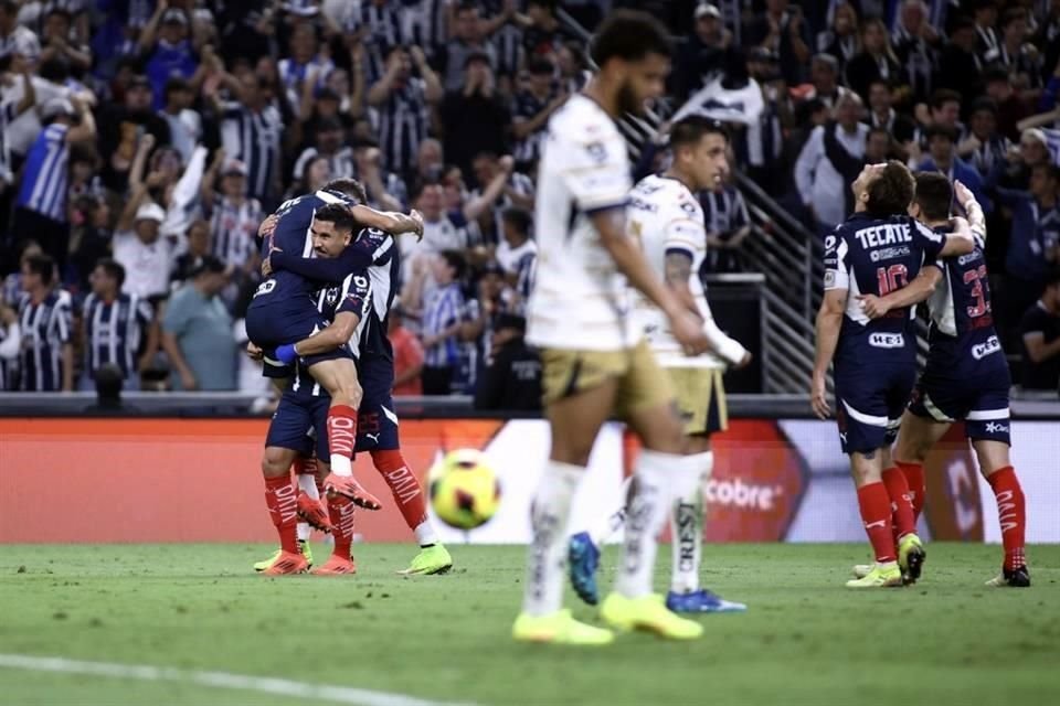 Así festejaron los elementos de Rayados, ante el desanimó de los jugadores de Pumas.