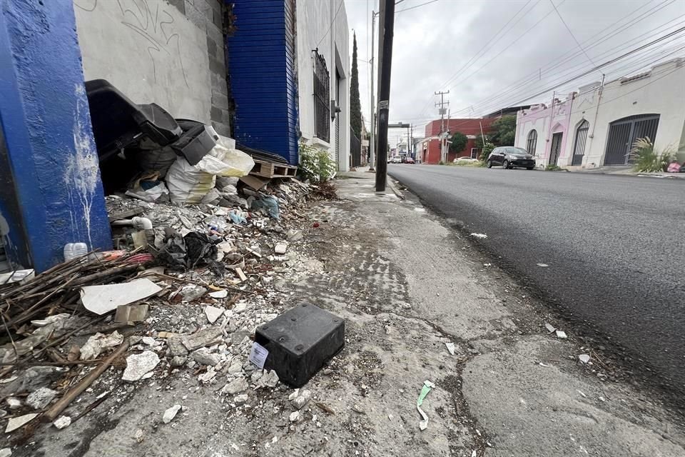 TAPIA Y DR. COSS.- Un montón de desechos se acumula en la fachada de un inmueble en desuso en la calle Tapia entre Doctor Coss y Arista. 
