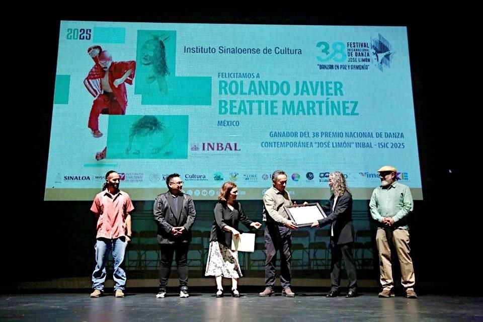 Rolando Beattie recibe el Premio José Limón