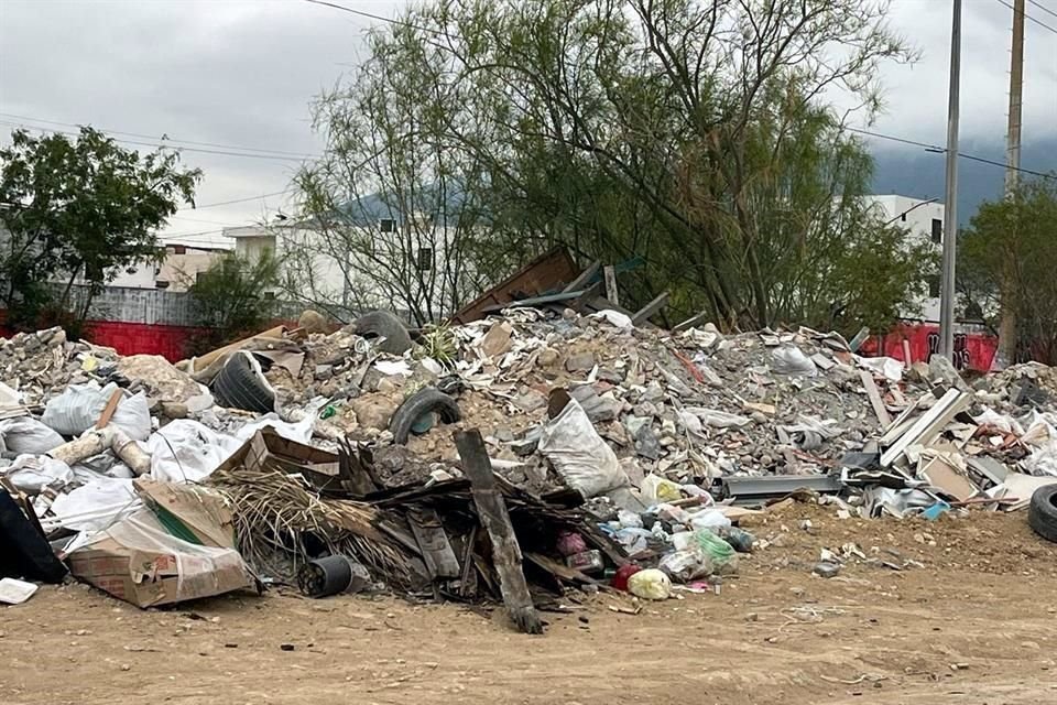 La incomodidad de los vecinos es por el tiradero clandestino que atrae moscas y genera malos olores.