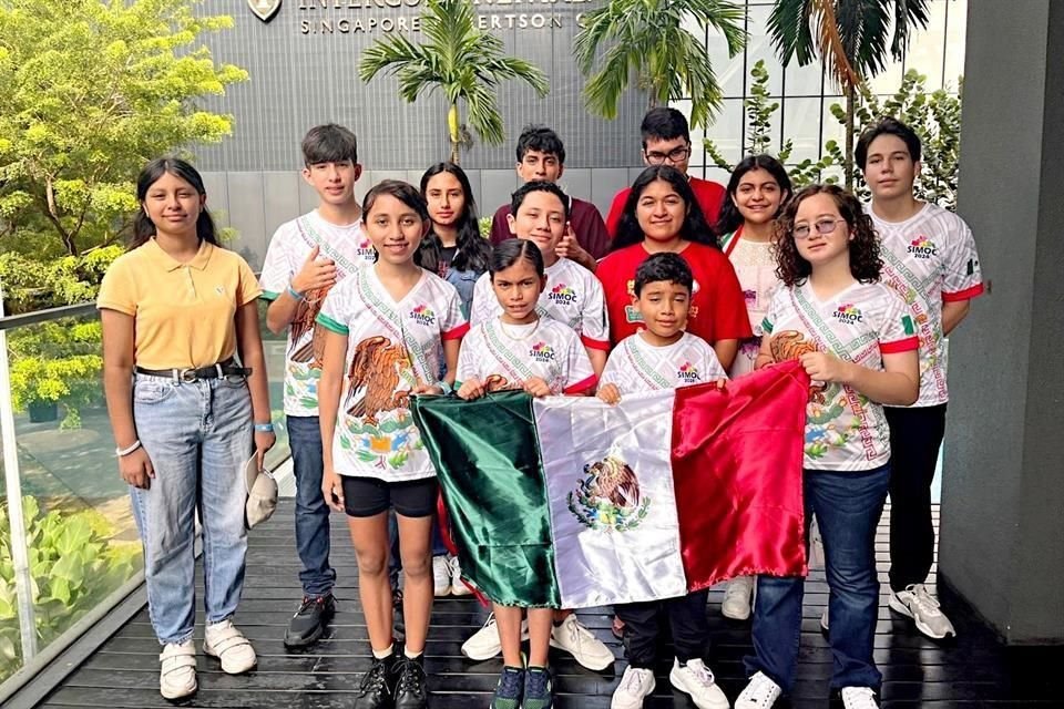 Algunos de los niños que el año pasado fueron a Singapur son vistos aquí con participantes de otros países.