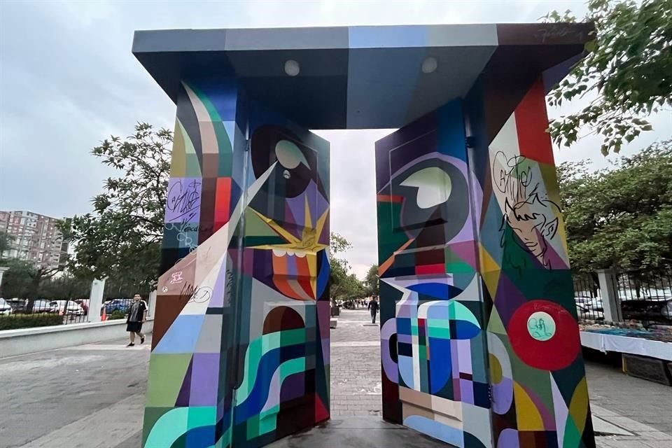 La puerta ubicada en el callejón Morelos, entre Juan Zuazua y Dr. Coss, fue dañada y grafiteada.