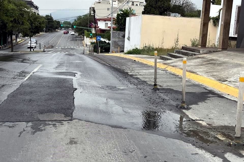 Además de los daños, vecinos reportaron una fuga de agua