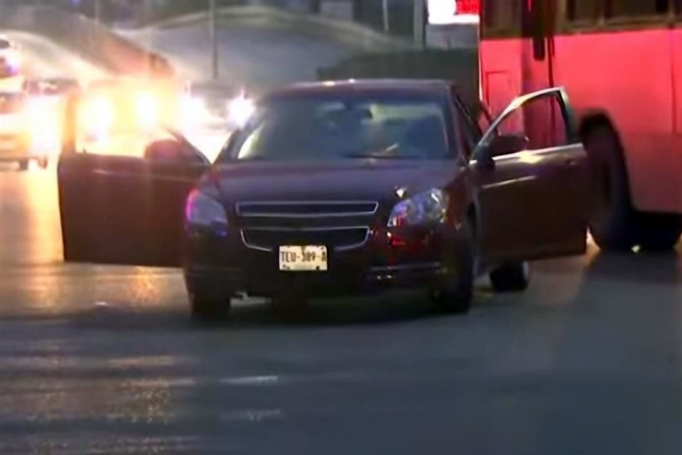 Los sujetos detenidos viajaban en un automóvil Malibú en color guindo.
