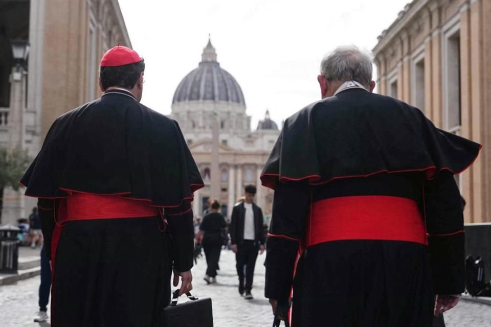 Los cardenales Thomas Christopher Collins y Francis Leo caminan cerca del Vaticano, en Roma, el 5 de mayo del 2025.