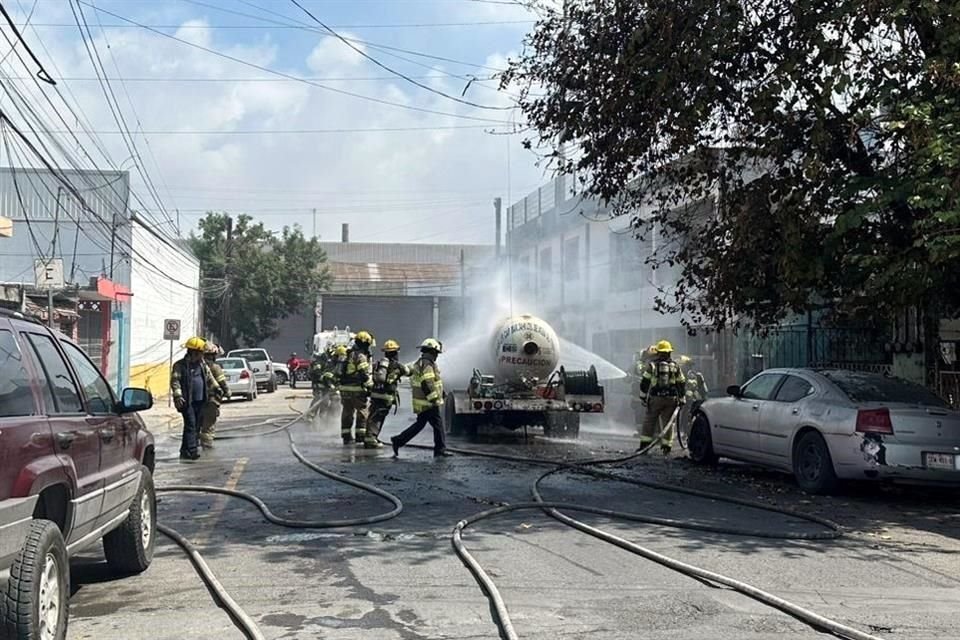 Cuerpos de auxilio controlaron el incendio, sin que alcanzara el depósito de gas.