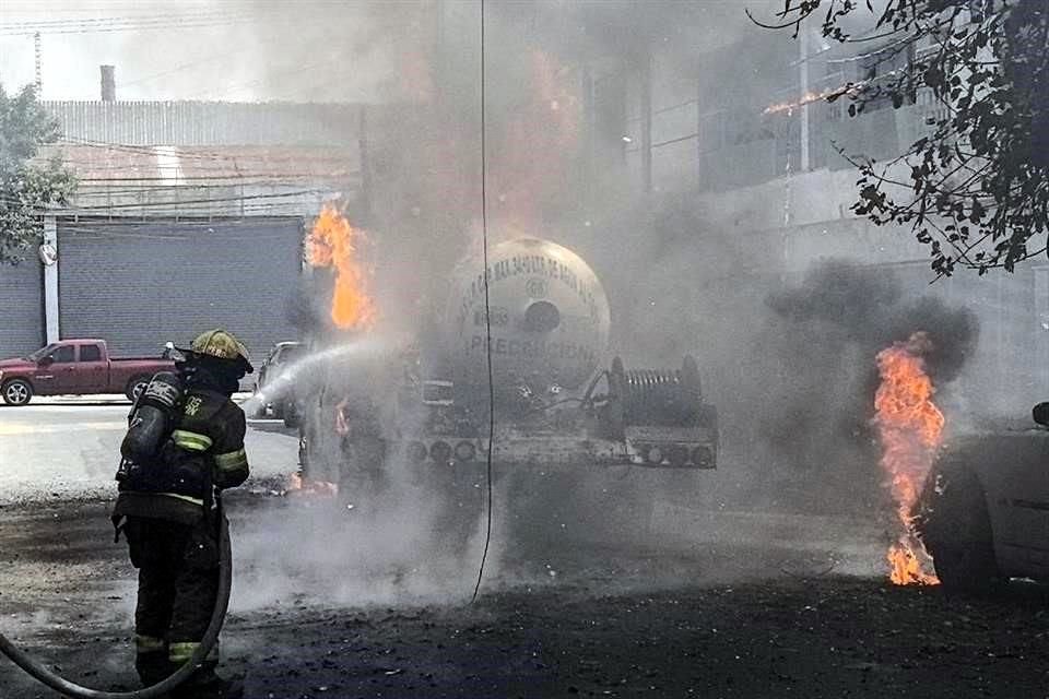 El incendio se reportó a las 10:20 horas en el cruce de las calles Zuazua y Democracia, en la Colonia Treviño.