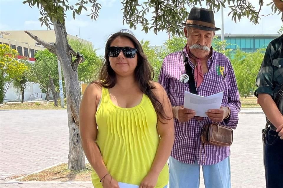 Kelly Torres e integrantes del colectivo La Voz de los Usuarios reclamaron que el Estado busca intimidarlos.