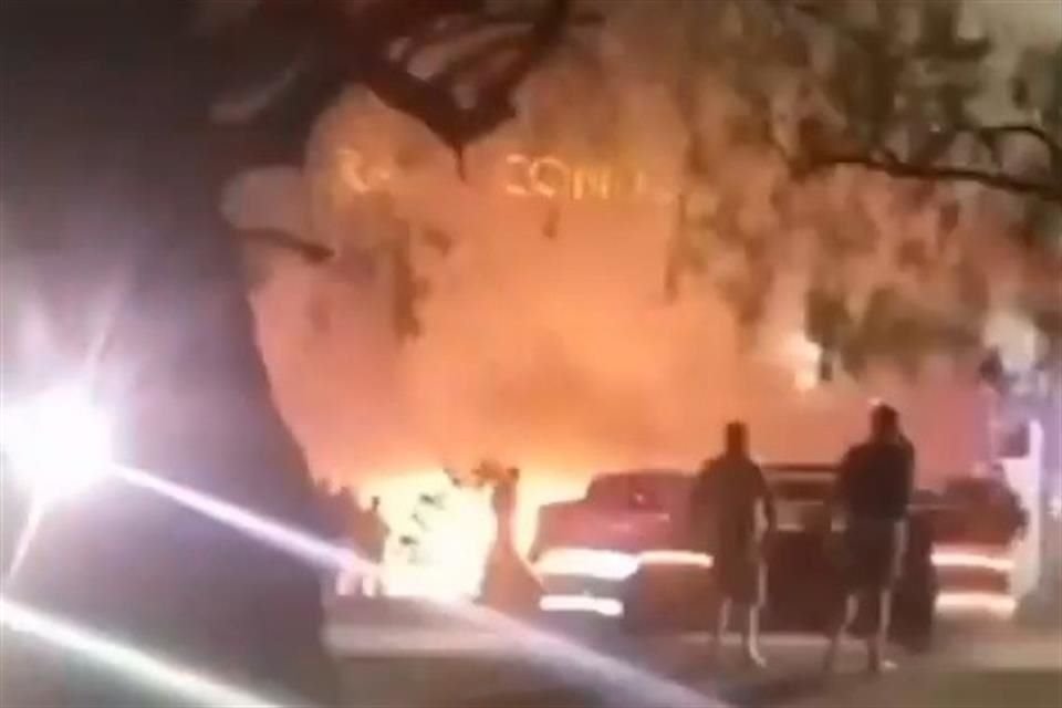 Un hombre hizo explotar con gasolina un automóvil en el estacionamiento de dos bares de Zacatecas capital, sin que se registraran heridos.