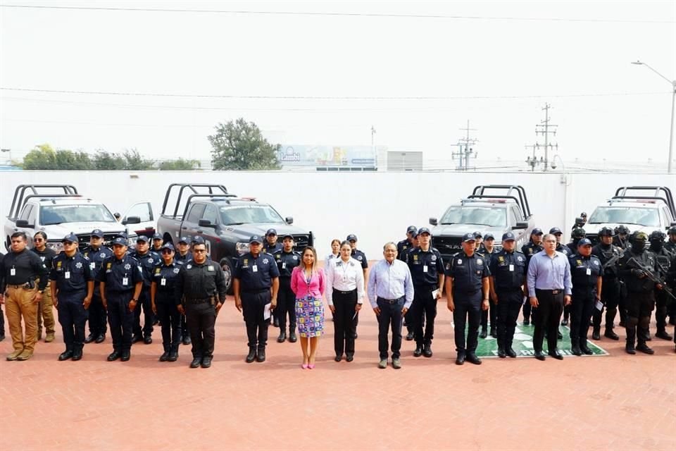 El Alcalde Andrés Mijes, junto con Marco Antonio Zavala, Secretario de Seguridad, entregó los reconocimientos.
