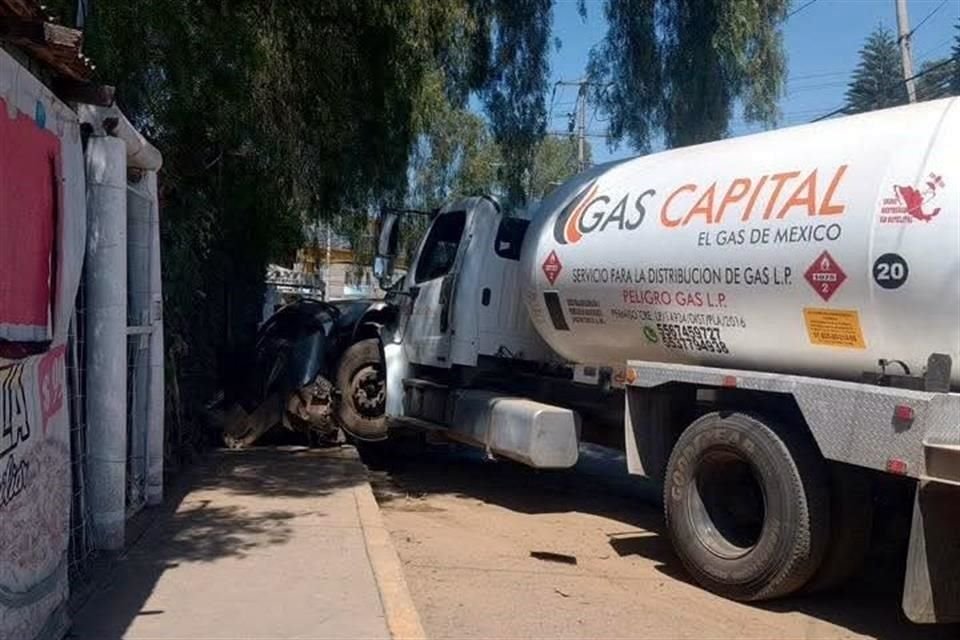 Una pipa de gas se quedó sin frenos, se estrelló contra dos vehículos y a su paso atropelló a dos hombres en el cruce de la Carretera Federal México-Texcoco y la Avenida Camino al Cerrito.