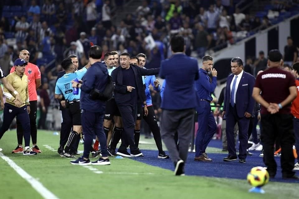Tras el silbatazo final, el DT de Pumas encaró a Demichelis y éste respondió.