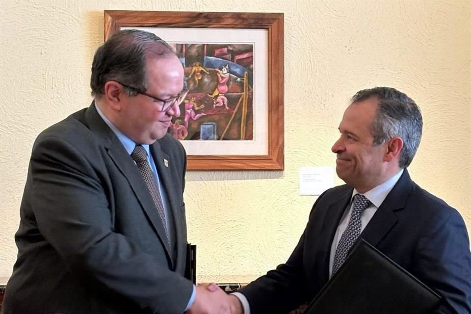 En la firma estuvieron presentes Manuel Romo, director general de Grupo Financiero Banamex y Leonardo Lomelí, rector de la UNAM.