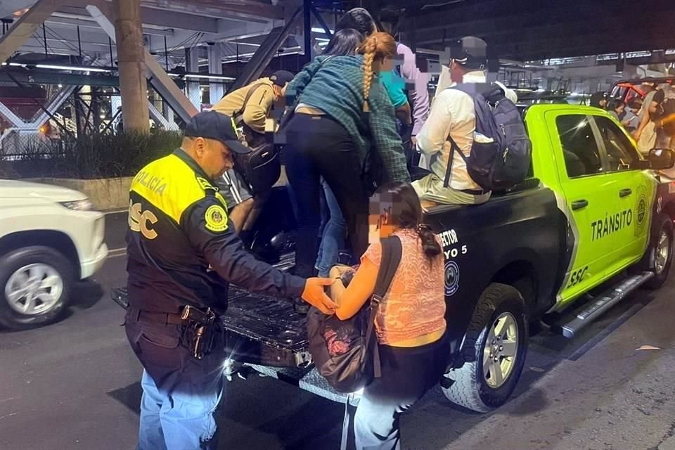 Patrullas de la SSC trasladan a pasajeros ante la alta demanda.