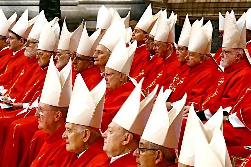 Colegio Cardenalicio Es el consejo de alta jerarquía eclesial formado por Cardenales que brindan apoyo y asesoría al Pontífice. La dignidad de Cardenal es el título honorífico más alto.
