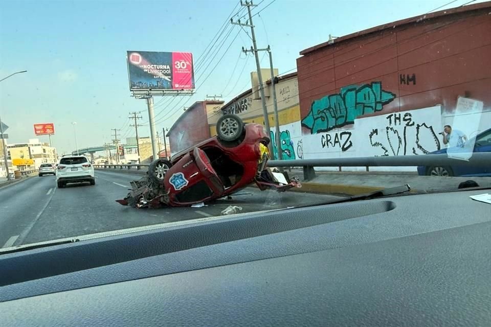 En el sitio fueron atendidos de lesiones leves los empleados, que viajaban en un auto Nissan March.