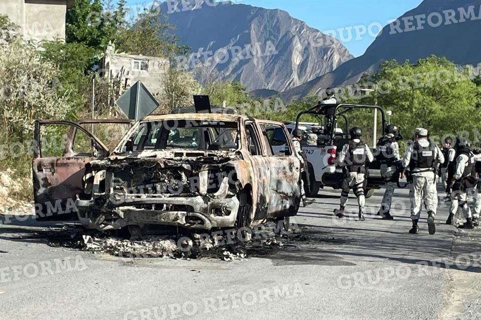 Seis vehículos, tres de ellos quemados, quedaron tras la refriega, y según versiones hubo cinco muertos, pero los propios criminales se llevaron los cuerpos y las autoridad sólo hallaron manchas de sangre. 
