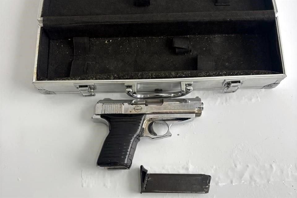 Los oficiales lo detuvieron en el momento y le aseguraron el arma