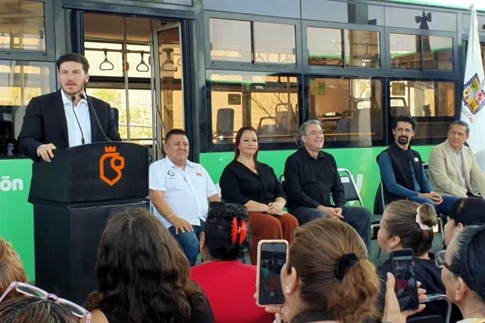 El Gobierno estatal presentó ayer 21 unidades para ampliar la cobertura del Transmetro en el sector San Bernabé, en el norte de la Ciudad.