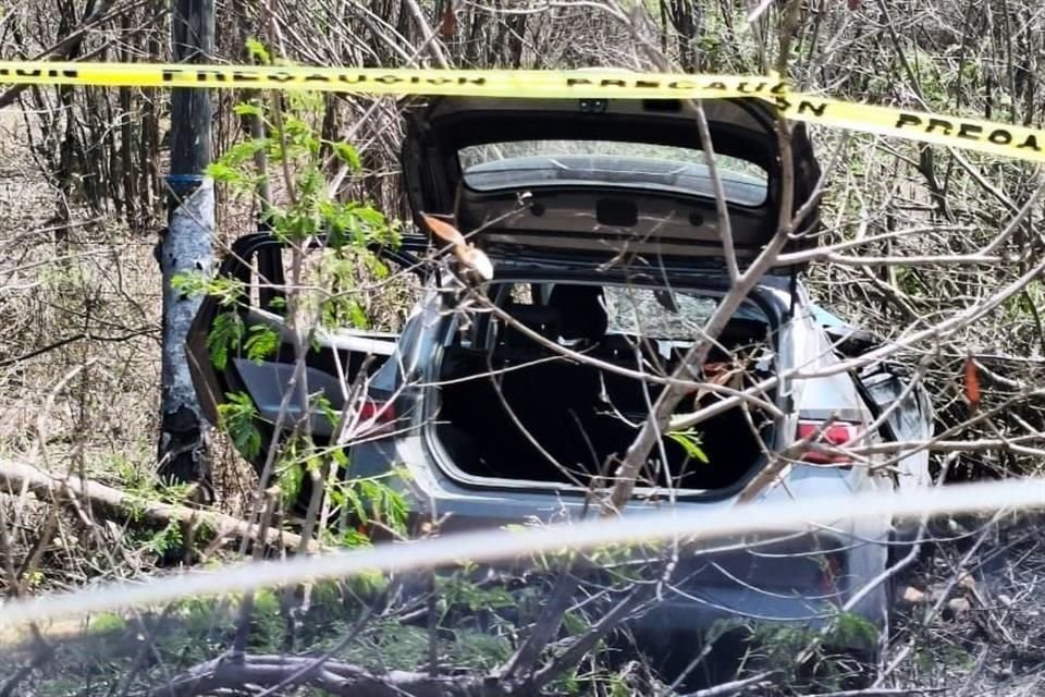 El vehículo fue encontrado entre los matorrales en el kilómetro 12 de la Carretera Cadereyta-Allende.