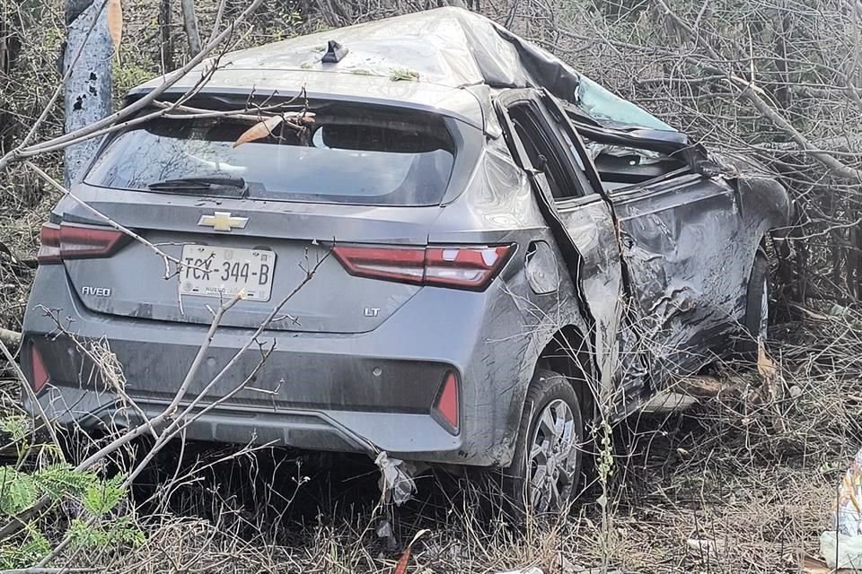 El vehículo fue encontrado entre los matorrales en el kilómetro 12 de la Carretera Cadereyta-Allende.