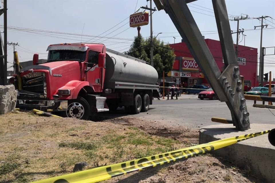 También fueron movilizados policías municipales, pero sólo acordonaron el área pues el chofer responsable se dio a la fuga.