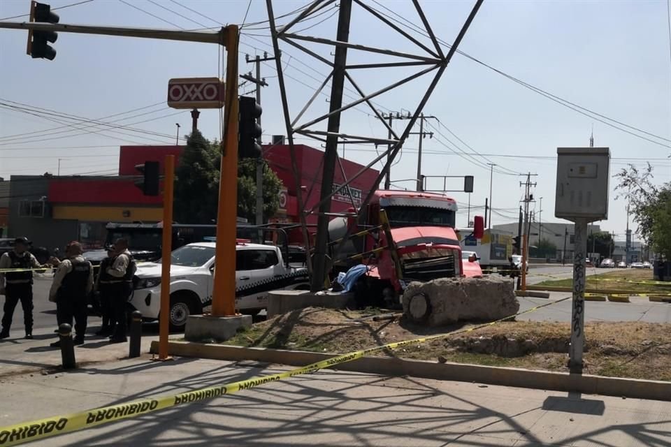 Tras el impacto, el motociclista quedó prensado entre la unidad de carga y la base de una torre de cableado eléctrico de alta tensión. 