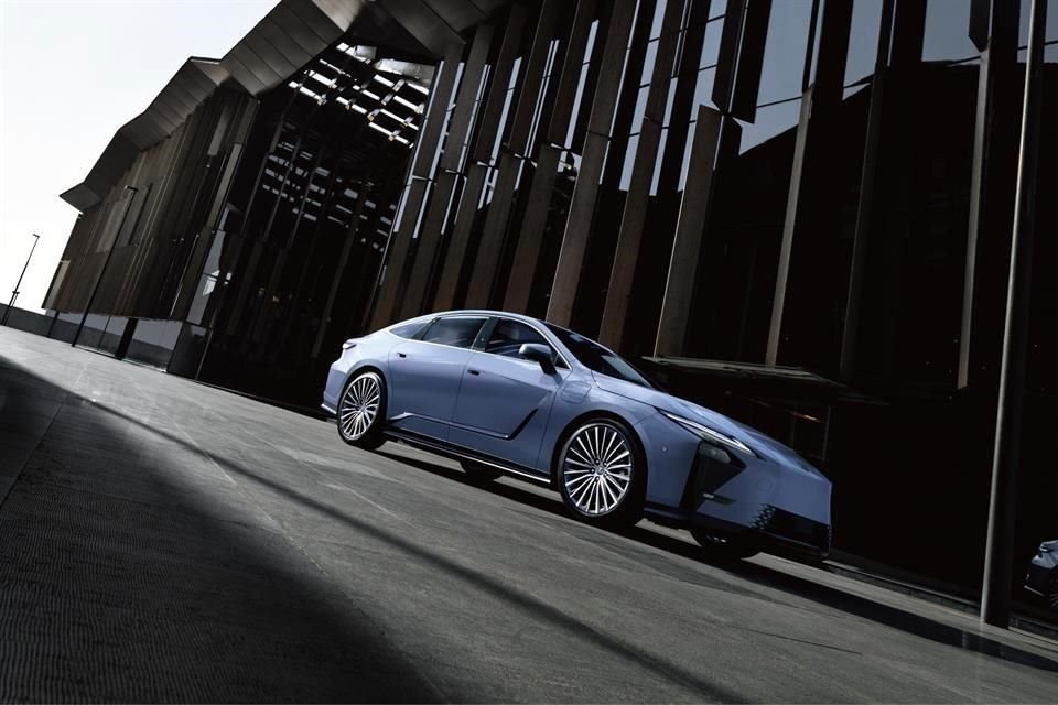 Las versiones eléctricas ES 350e y 500e generan 224 caballos de fuerza y 343 hp, respectivamente.
