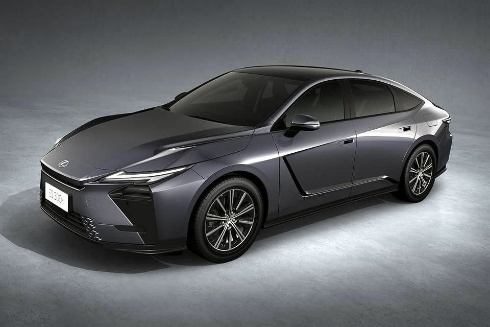 El ES 300h híbrido monta un motor de 2.5 litros y brinda una potencia de 201 hp.