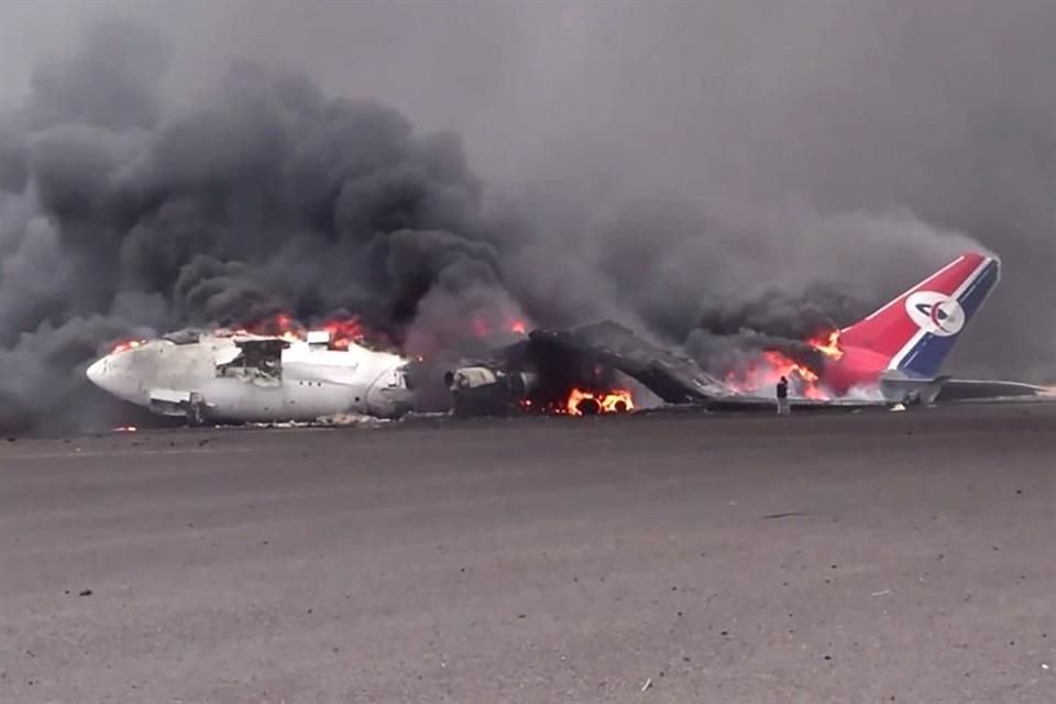 Un avión en llamas en el Aeropuerto Internacional de Saná, el 6 de mayo del 2025.