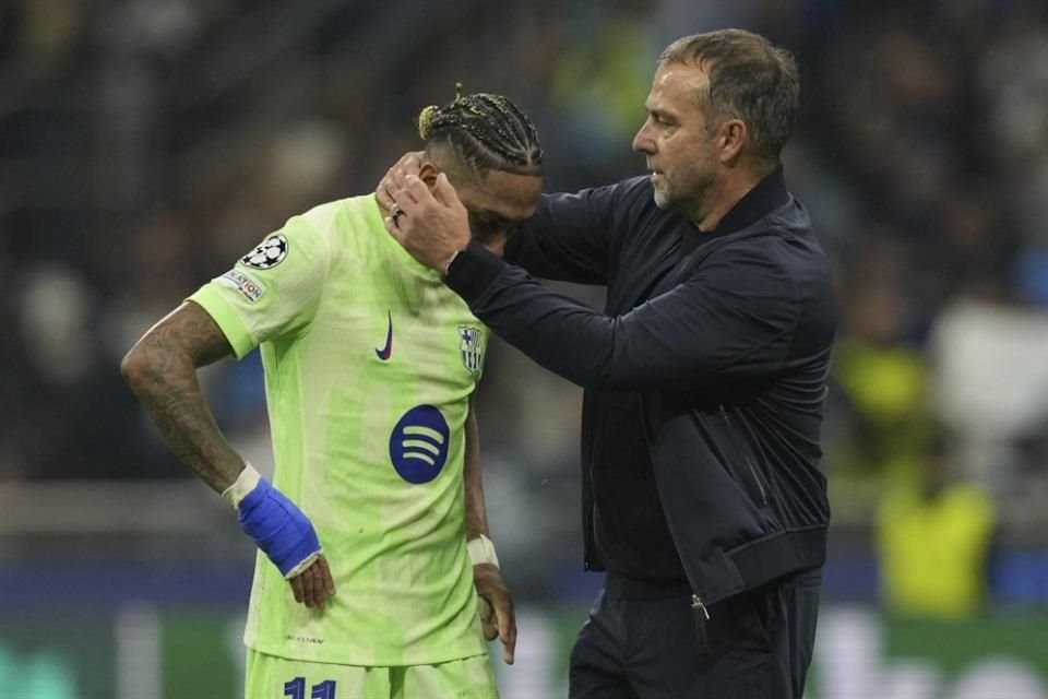 Hansi Flick consoló a sus jugadores tras la derrota.