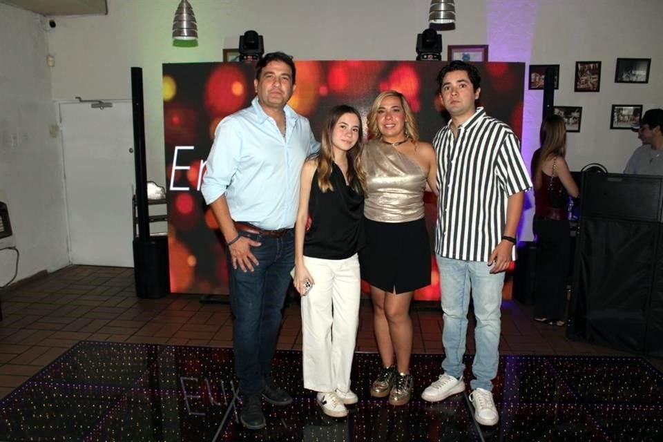 José María González, Sofía González Meinecke, Érika Meinecke y José Enrique González Meinecke