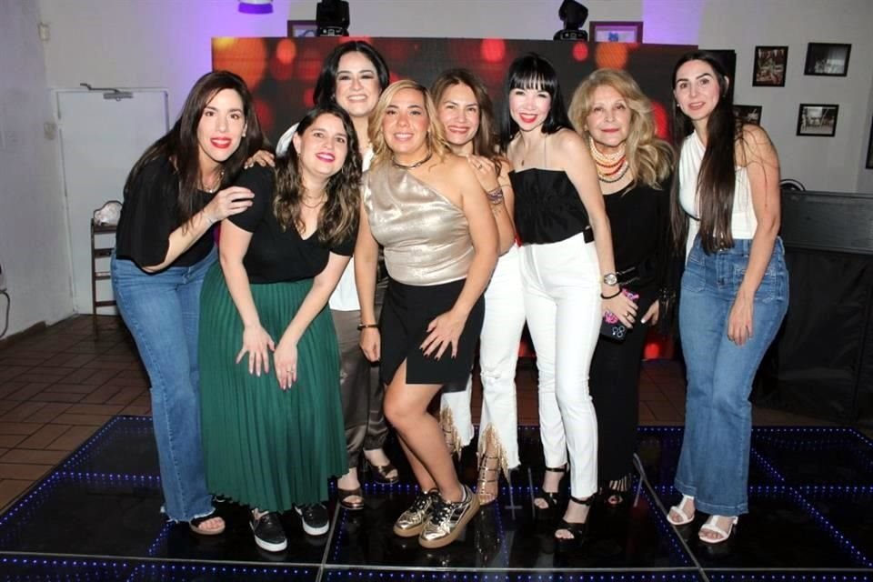 Gaby Maysen, Celi Huerta, Laura Oleaue, Érika Meinecke, Marizza Viera, Cecilia Sepúlveda, Vicky Tovar y Silvia Alvarado