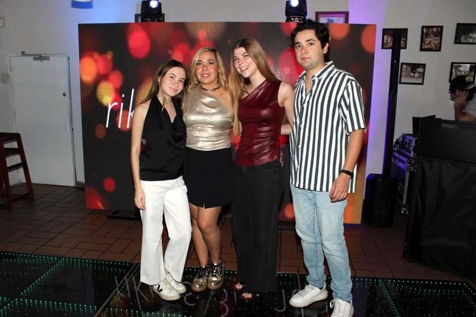 Sofía González Meinecke, Érika Meinecke, Andrea Gómez y José Enrique González