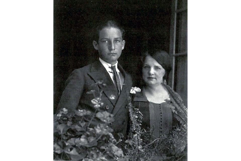 Octavio Paz junto a su madre, Josefina Lozano de Paz, en una fotografía tomada hacia 1931.