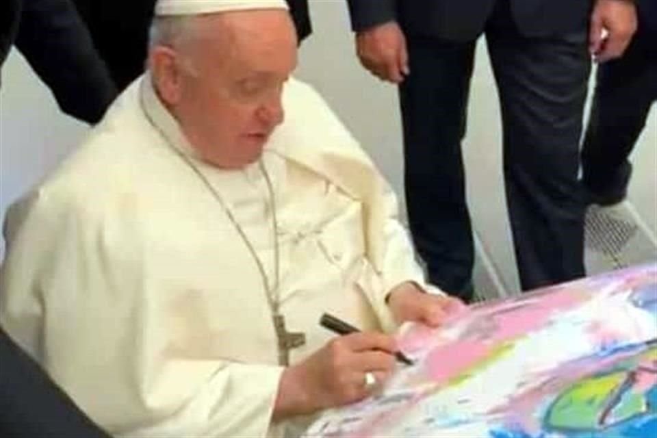 El Papa Francisco firmó la pintura en agosto de 2023.