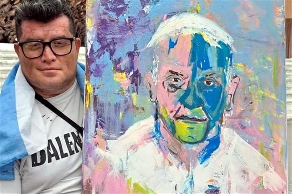 Cristian Landi con la obra firmada por el Papa Francisco.