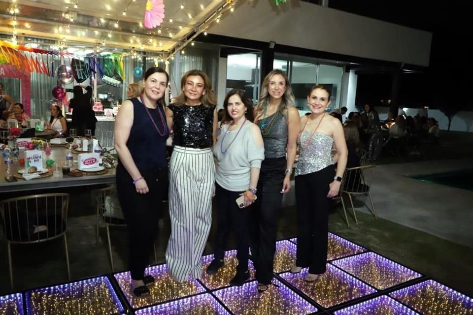 Carol Estrada, Gaby Guzmán, Dulce Robles, Daniela Garza y Beatriz Villarreal