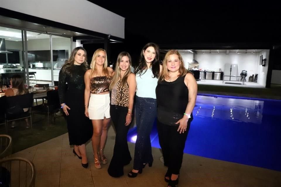 Jéssica Flores, Victoria López, Anelís Elizondo, Adriana González y Mónica Gómez