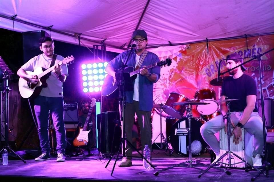 Durante la kermés en la Parroquia Jesús El Buen Pastor se presentaron grupos musicales.