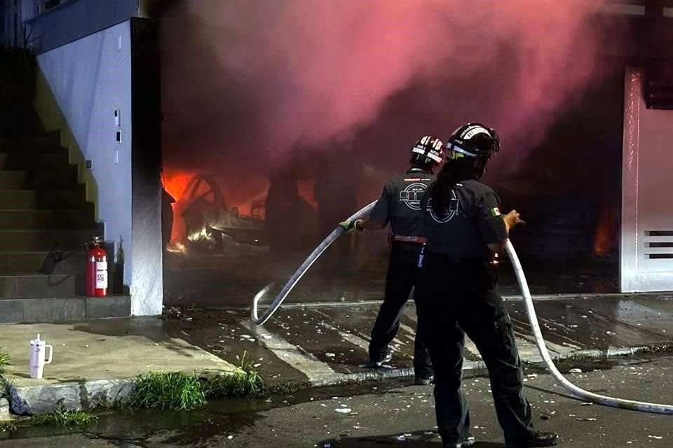 Tres automóviles son consumidos por el fuego tras incendiarse dentro de una cochera en una casa de la Colonia Villa Montaña Primer Sector.