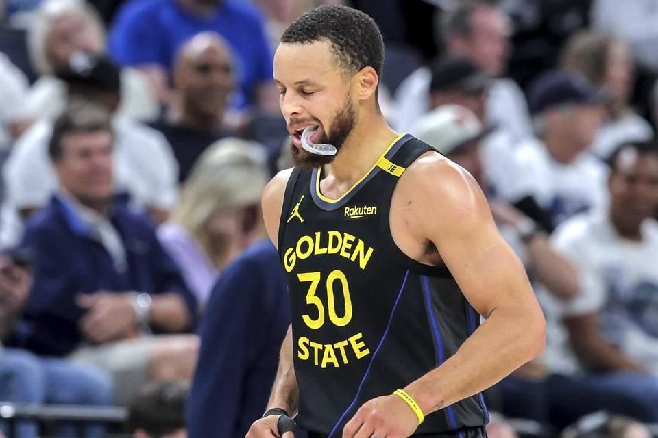 Stephen Curry sufrió una distensión en el muslo izquierdo.