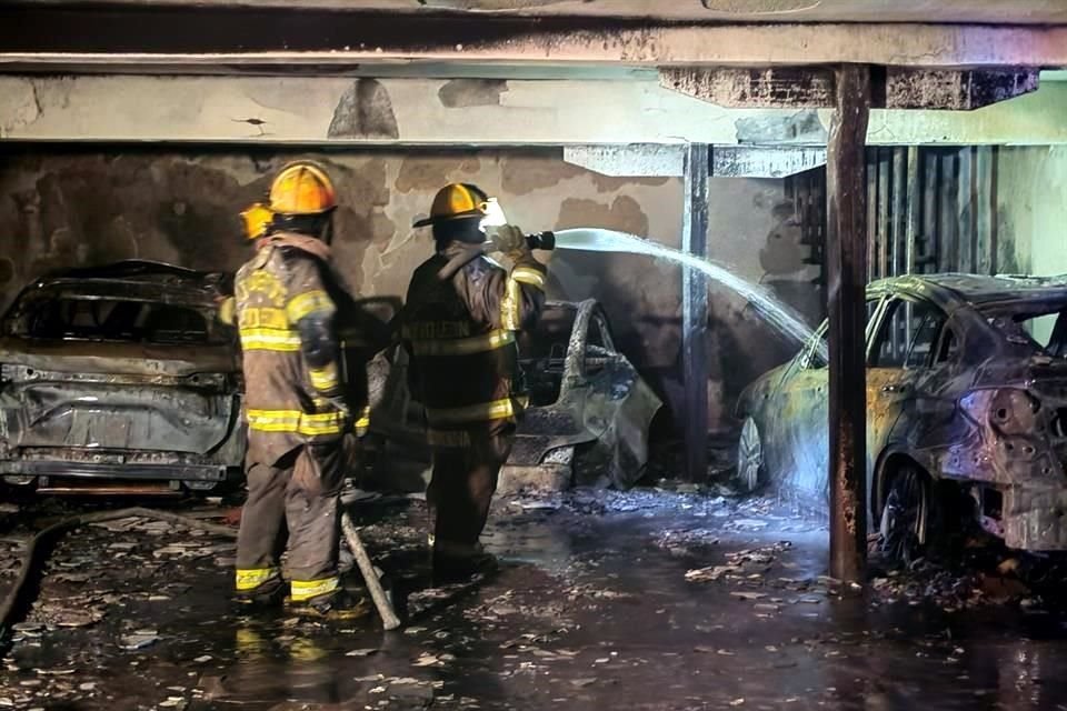 Una camioneta BMW X4, un Tesla y un BYD fueron consumidos por el incendio registrado en la fachada de la casa, en San Pedro.