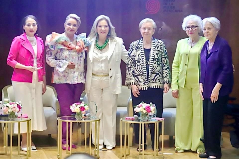 La presentadora Mariana Chávez (izq. a der.), Lorenza Dipp Reyes, Liliana Melo de Sada, Mercedes Jaime de Fernández, María Cristina Rodríguez Padilla y María Levy de Alva.
