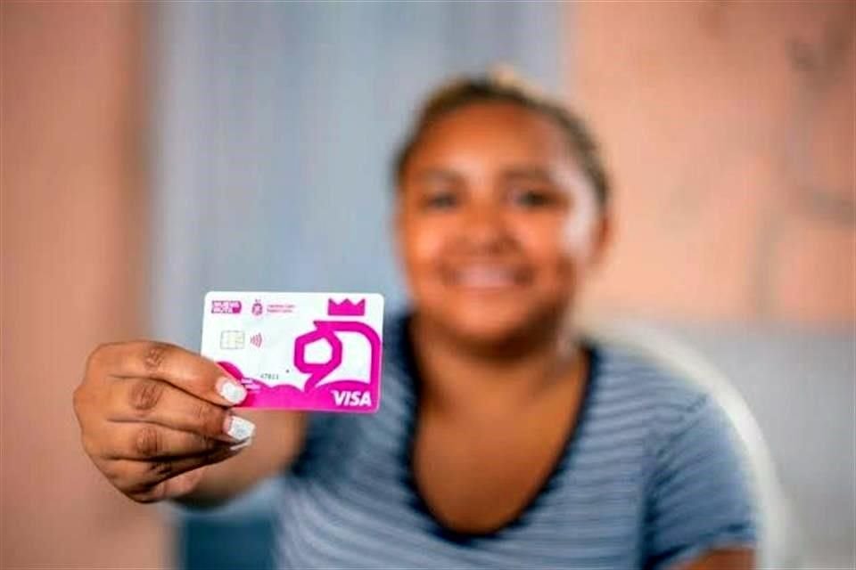 En los primeros tres años de gestión, los plásticos eran de color blanco con rosa