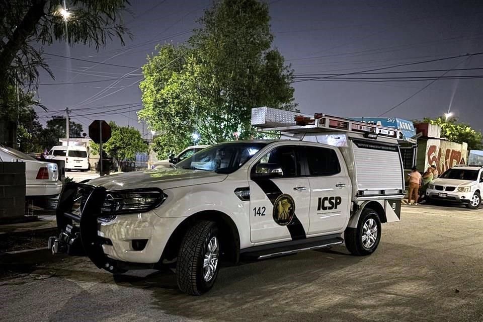 Testigos indicaron que la mujer se encontraba sentada afuera de su casa cuando llegaron dos hombres a bordo de un vehículo.