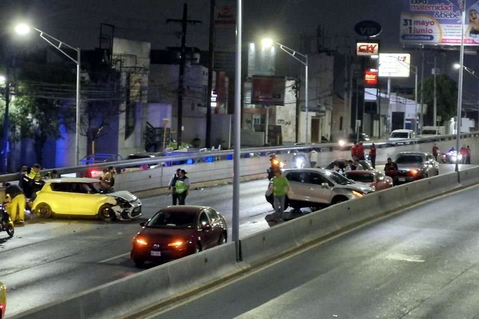 El percance ocurrió alrededor de las 23:45 horas en los carriles en dirección al poniente de la avenida, cerca de su cruce con 18a Avenida, en el primer sector de Cumbres.