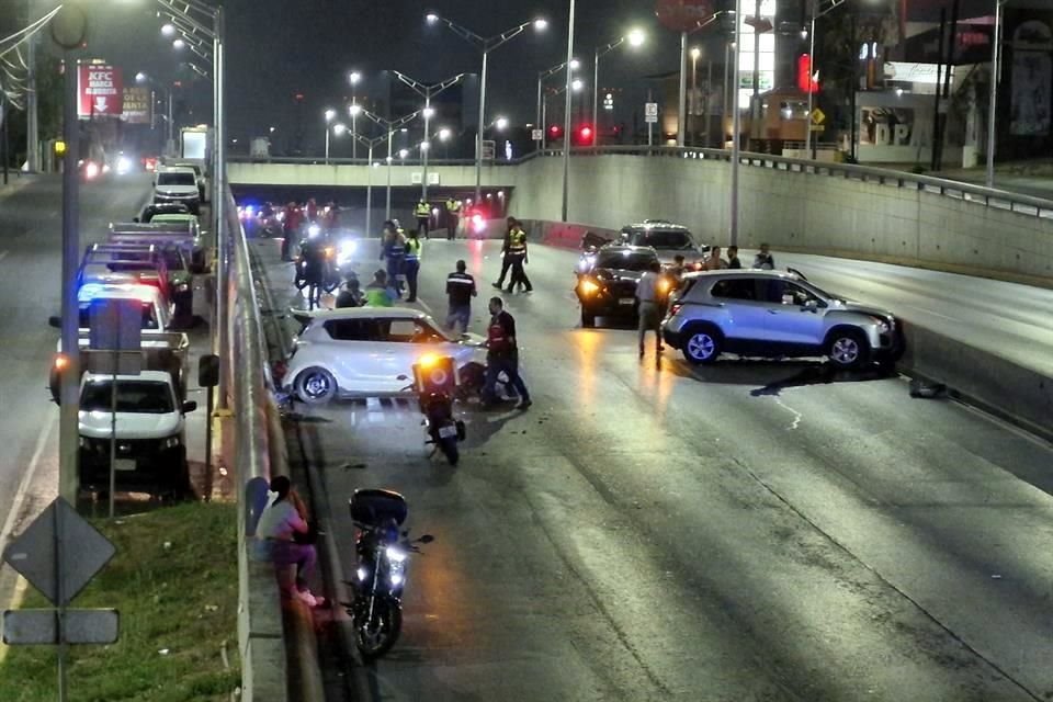 El percance dejó inhabilitados los tres carriles de la circulación normal de esta avenida, por lo que los vehículos que circulaban debían usar los carriles laterales.