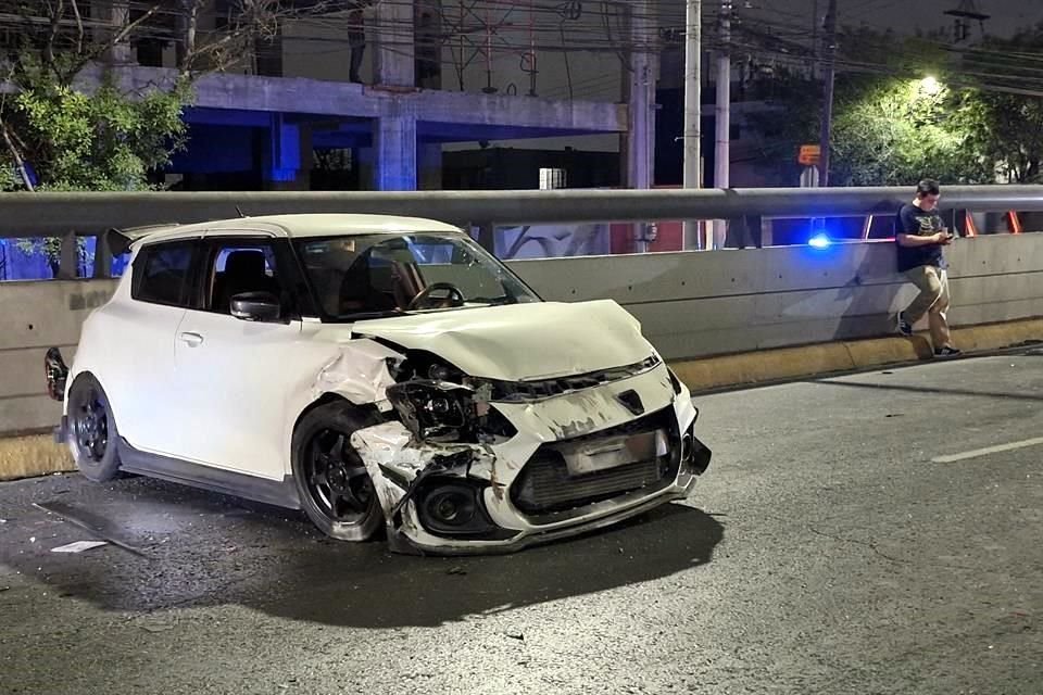 Testigos indicaron que el conductor de un automóvil Suzuki Swift circulaba a exceso de velocidad e impactó por detrás una camioneta Chevrolet Trax.